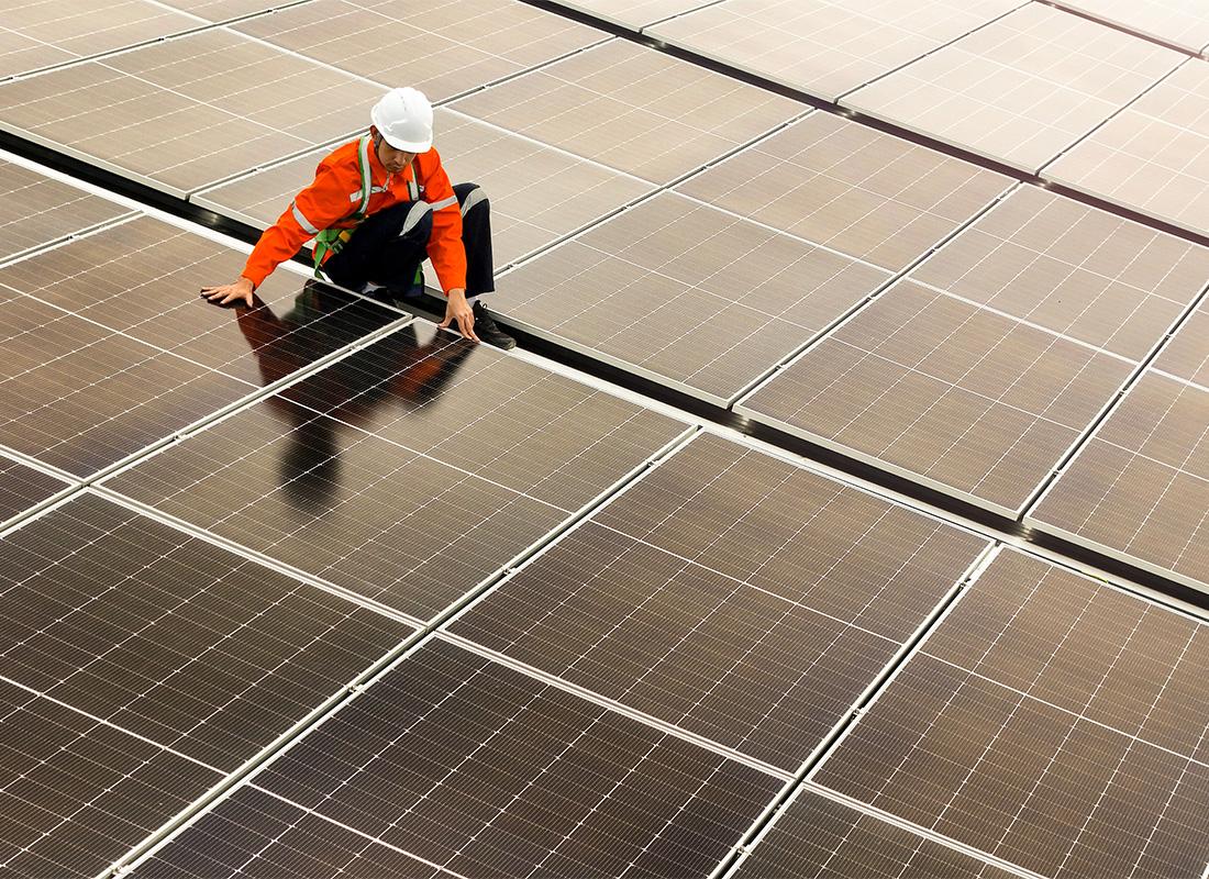 operaio e pannelli fotovoltaici